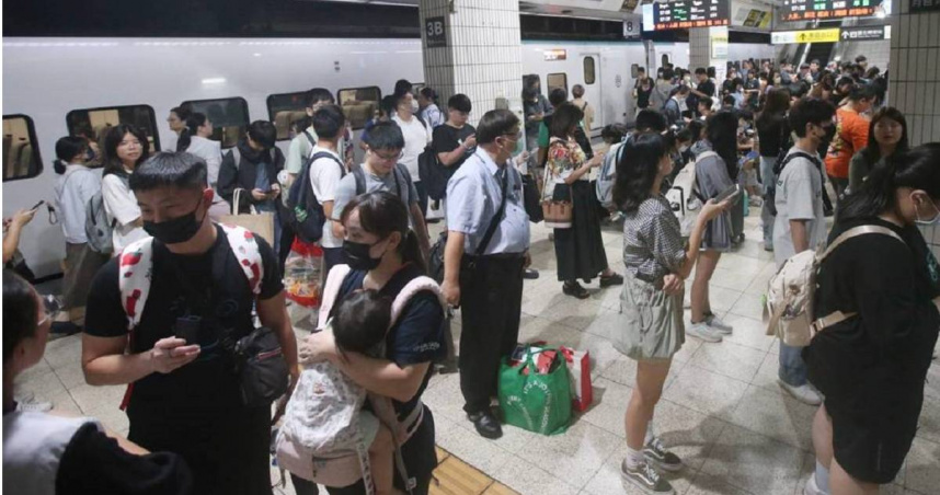 台灣高鐵3日旅運人次達32.3萬人次，創下周五運量最高紀錄。圖為台北車站10／3大批返鄉人潮。（圖／中時記者趙雙傑攝）