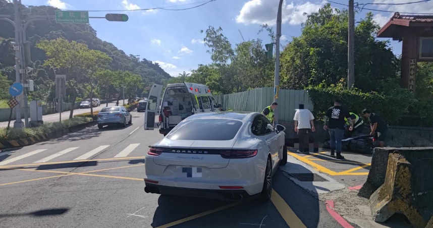 保時捷右轉發生車禍，機車乘客噴飛撞上燈桿身亡。（圖／翻攝畫面）