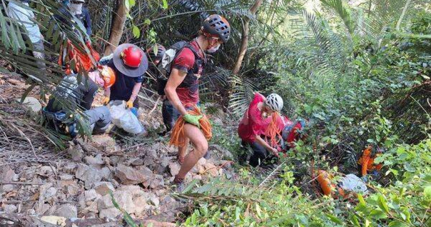 苗栗山友入山失聯17天，終於在東卯山深谷尋獲冰冷遺體。（圖 ／翻攝畫面）