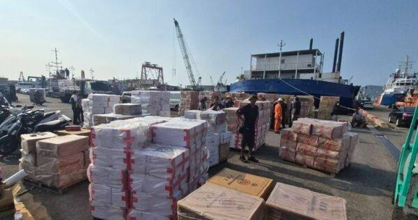 海上走私大軍翻船133噸肉＋百萬包私菸全被逮。（圖 ／翻攝畫面）