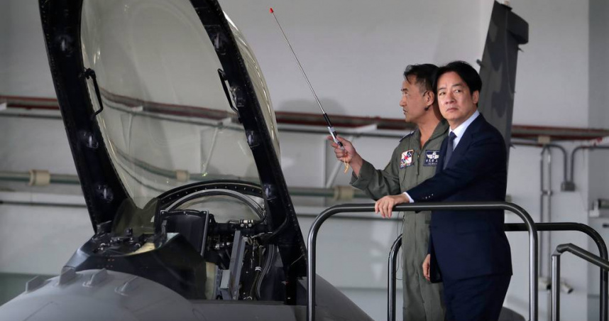 今年一月，賴清德在台東縣一處軍事基地視察台灣空軍時，聽取有關美國製造的F-16V戰鬥機的簡報。（圖／達志／美聯社）