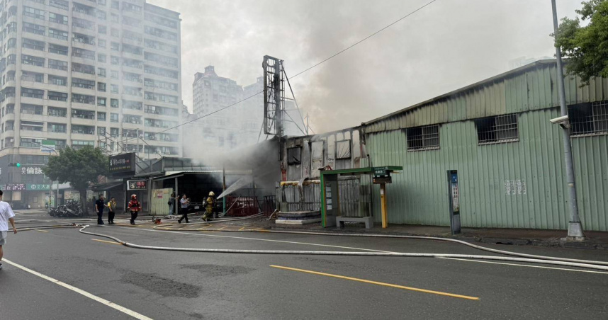 高雄市三民區寶珠里活動中心10日中午發生火警，黑煙直衝天際，波及對面停車場5至6輛車受損。（圖／翻攝畫面）