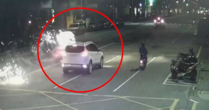 高雄驚見「移動炮台」白色轎車街頭沿路狂炸鞭炮，警方鎖定車主重罰在即。（圖 ／翻攝畫面）