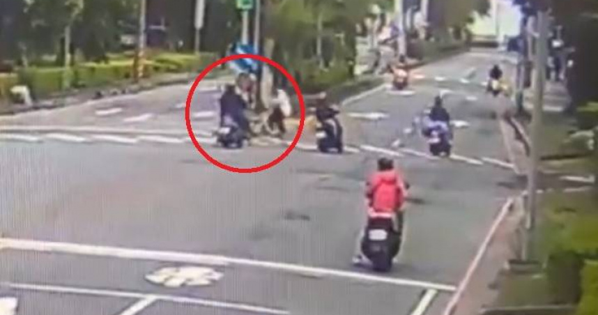 新北市淡水區14日發生交通事故，74歲婦人騎YouBike在斑馬線上遭機車撞上，兩人倒地受傷。（圖／翻攝畫面）