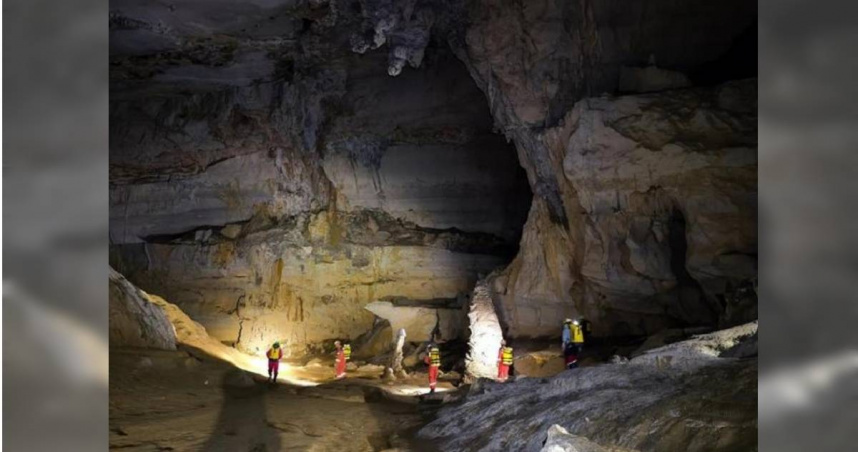 大陸一名男子隻身前往禁區、有「世界第一長洞」稱號的江洲地下長廊，結果在裡面迷路，失聯6天後才被救援隊找到，靠喝地下水奇蹟活下來。（圖／翻攝自微博／極目新聞）