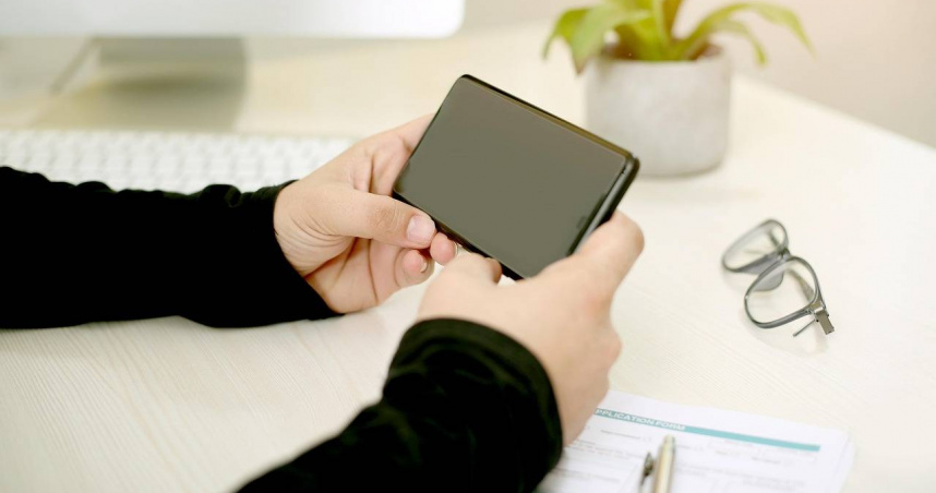 研究指出，12歲前擁有手機的兒童，較易出現肥胖、憂鬱與睡眠障礙等健康問題。（示意圖／Pixabay）