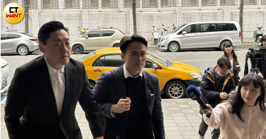 夏天倫抵達北檢。(圖/翁靖祐攝)