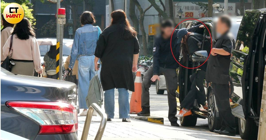神秘返台1／周子瑜低調返台工作照曝光　母女一同現身行程保密到家