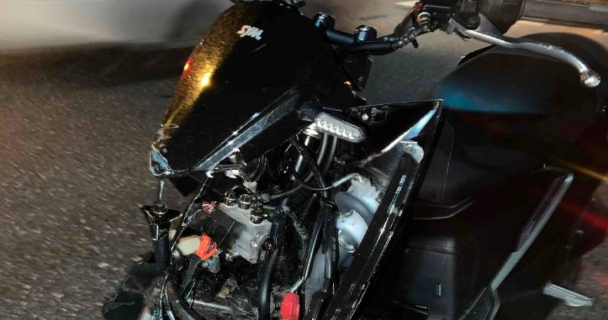 大學生雙載夜騎追撞小貨車，劇烈撞擊瞬間被彈飛。（圖 ／翻攝畫面）