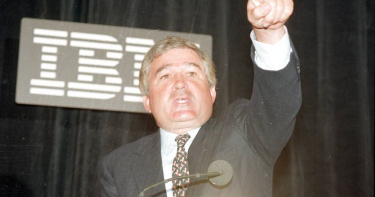 葛斯納在紐約記者會上宣布接掌IBM，當時公司正處低潮。（圖／達志／美聯社，下同）