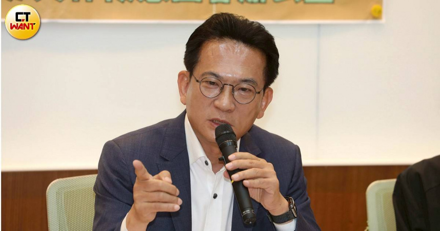 民進黨立委林俊憲於台南市長初選結果出爐後發表談話，坦言努力不足，並呼籲支持者團結支持陳亭妃，守住台南。（圖／CTWANT攝影組）