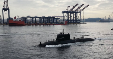 潛艦國造首艘原型艦「海鯤號」近日於高雄外海完成4次淺水潛航測試。（圖／翻攝自台船YT）
