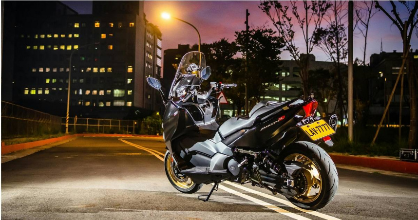 1名24歲沈姓男子在未持有駕照的情況下騎乘黃牌重型機車行經該路段，行駛至事發彎道時疑似失控，自撞路旁電線桿後送醫不治。（示意圖／翻攝自pexels）