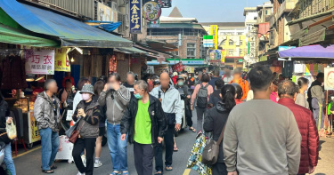 因應除夕夜採買人潮，瑞芳分局特別安排便宜員警執行防扒竊勤務。（圖／翻攝畫面）