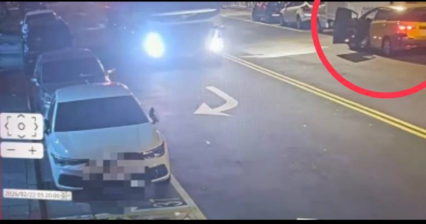 北市大同區長安西路上22日凌晨發生計程車載客遭搶案。（圖／翻攝畫面）