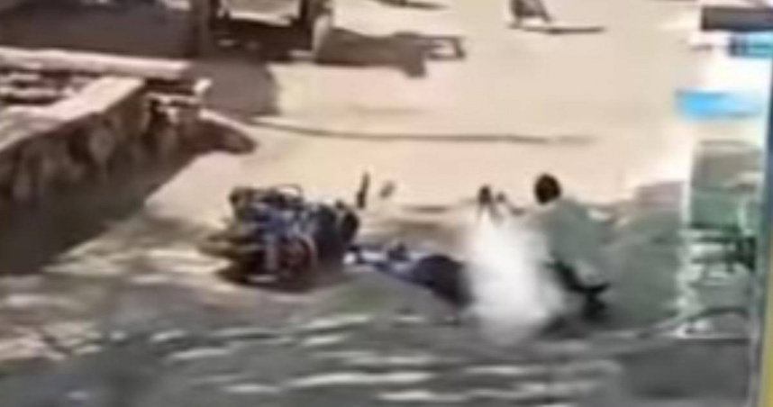 印度中央邦達莫區薩曼納村發生駭人命案，一名16歲少年在光天化日下遭男子持鐵鎚攻擊身亡。（圖／翻攝自 The Times of India）