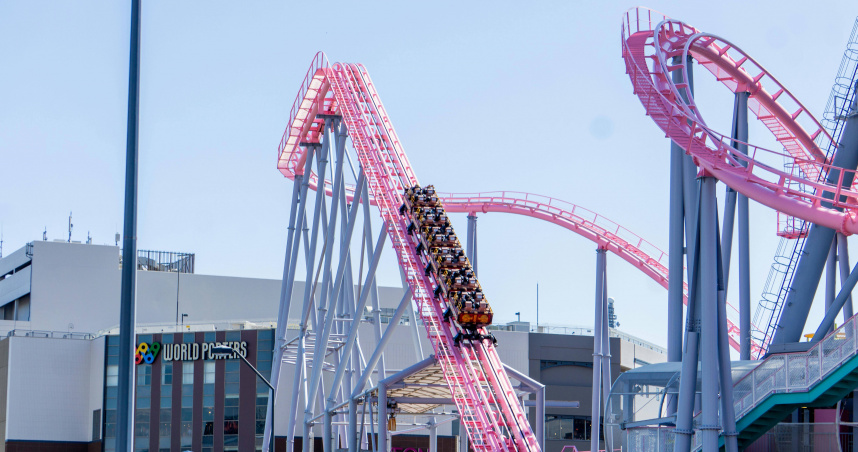 醫師表示，年紀大不要玩雲霄飛車等高衝擊力設施，否則會對健康產生影響。（示意圖／Pexels）