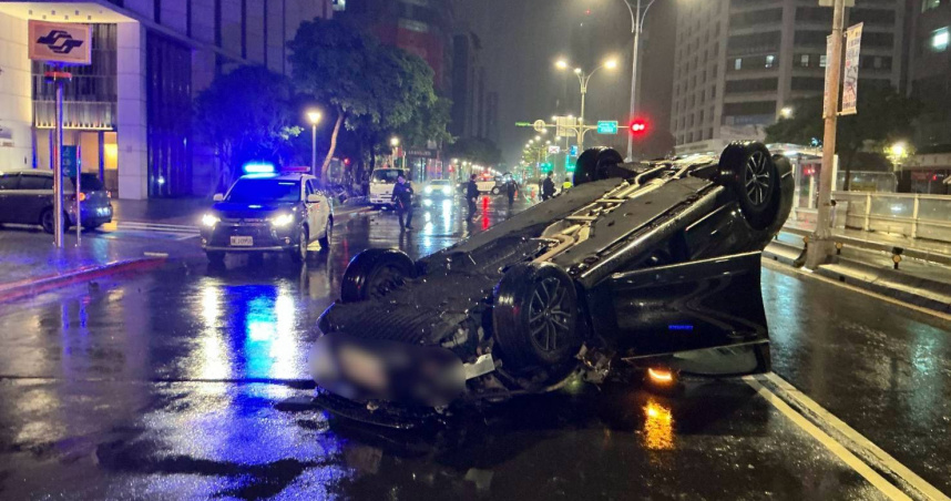 北市中山區松江路27日凌晨發生一起酒駕自撞翻覆的事故。（圖／翻攝畫面）