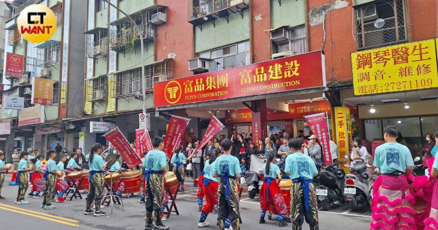 信義計畫區高齡老屋與豪宅形成強烈對比，富品建設在廣慈園區成立都更整合服務中心，帶動周邊逾3萬坪50年以上老屋加速啟動整合。（圖／林榮芳攝）