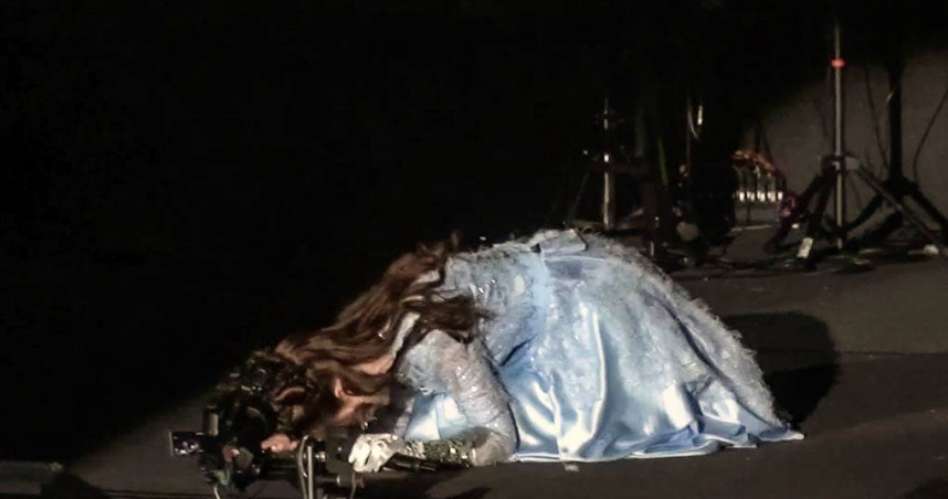 龍千玉出道48年首場個唱　淚崩下跪磕頭致謝90歲老母