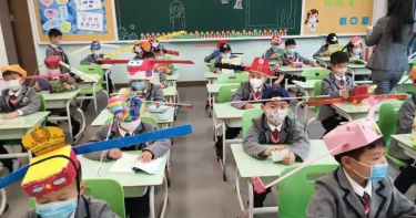 杭州小學生頭戴「一米帽」保持社交距離 網笑:百官上朝