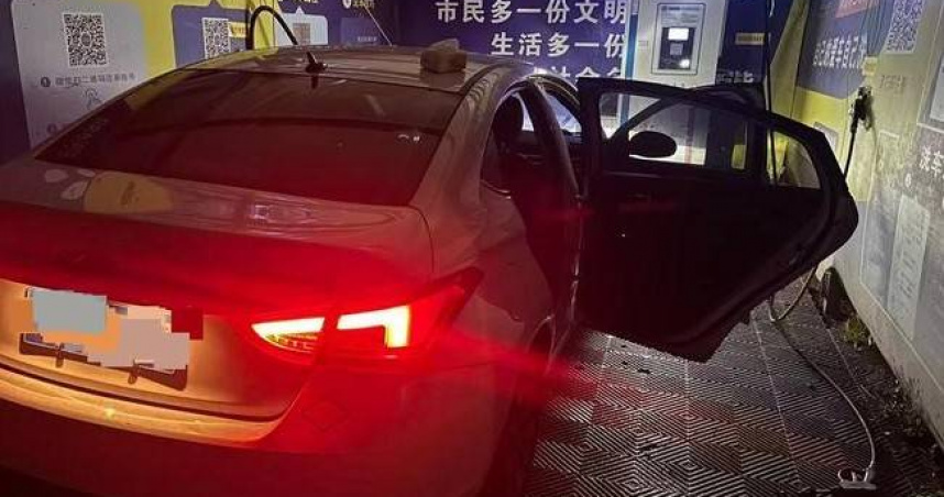陳姓司機表示，日前深夜接送一名女乘客後，竟發現對方疑似在車內排泄。（圖／翻攝自微博）