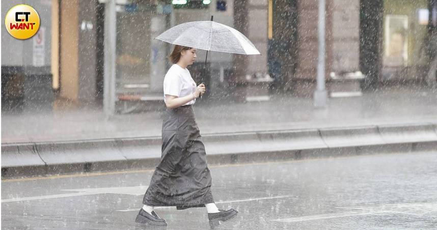 氣象署針對3縣市發布大雨特報。（圖／黃耀徵攝）