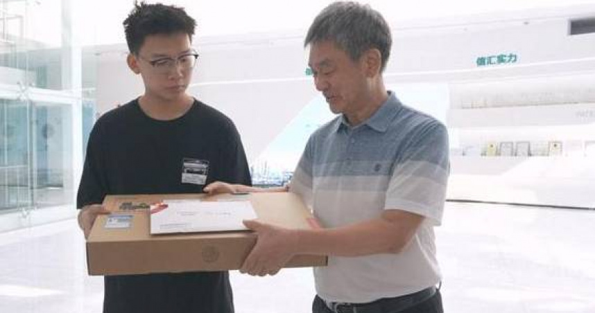 在亡父同事幫助下，李傲冰順利考上大學，日前帶著母親「回家」報喜。（圖／翻攝自央視）