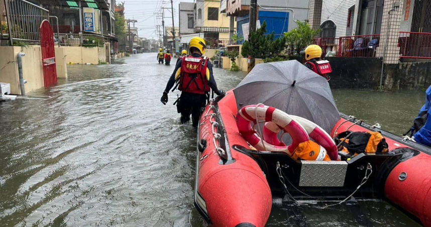 受連日豪雨影響，屏東部分地區積水未退，以致交通受阻。（圖／翻攝自臉書，周春米）