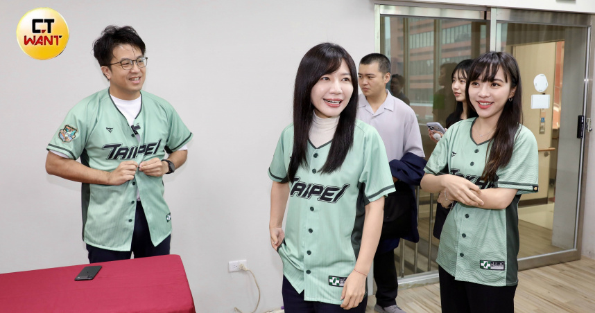 民進黨台北市黨部主委吳沛憶（中）針對黨內違紀參選提出示警。（圖／方萬民攝）