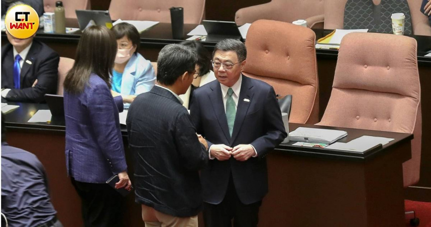 卓榮泰在國會議場秀出手機「台北大洋流船員證」桌布，遭質疑違反行政中立原則。（圖／周志龍攝）