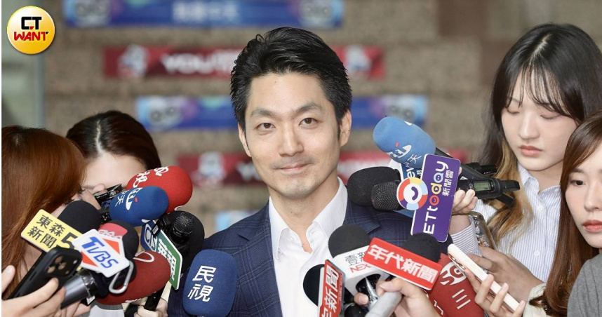 蔣萬安接受中天電視「綠也掀桌」節目專訪。（圖／方萬民攝）