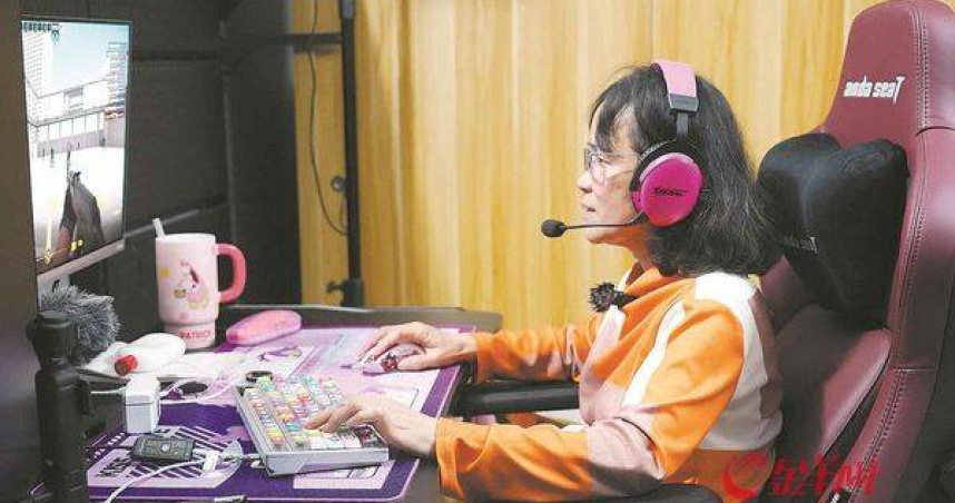 60歲阿姨打電玩成神槍手。（圖／翻攝金羊網）