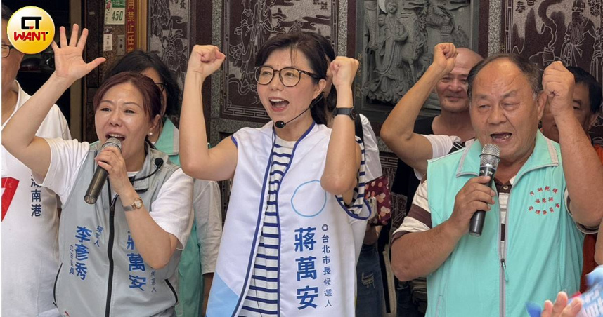 石舫亘前往內湖梘頭福德祠參拜祈福。（圖／劉宇鈞攝）