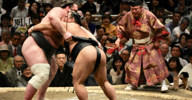 輕生突後悔!女子墜河大喊「我不想死」 20名相撲力士飛奔救人