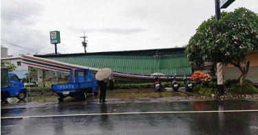 嘉義連夜暴雨 超商屋頂崩塌…領券民眾傻爆眼