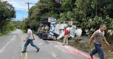 疑過彎角度過大水泥車翻覆 駕駛急救2小時回天乏術