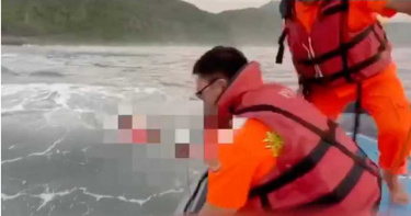 衝浪客無畏大浪硬下水 腳繩被打斷險遭滅頂