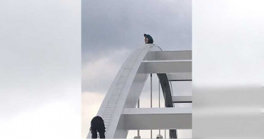 男子意圖輕生蹲坐拱橋頂端 路過民眾嚇傻報警