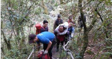 男登台東栗松溫泉腿軟 消防局15壯漢輪揹下山送醫