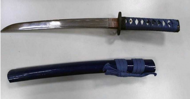 不滿人家遛狗!七旬翁酒後竟持武士刀當街砍頸 訊後放回居民超不安