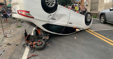 男酒駕撞路邊自小客 瞬間翻車秒壓路過女騎士
