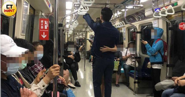祖雄 牽手洋妞捷運放閃