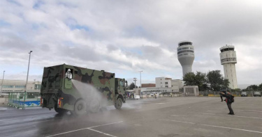 新增4例本土確診個案，其中案17240為基隆市民，平常在桃園機場排班擔任防疫計程車司機。圖為機場大消毒的畫面。（圖／中國時報記者陳麒全攝）