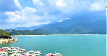 很多旅客為拍日月潭美景，拍到忘我手機掉到湖中撿不回來，網友留言表示「湖泊底部有很多手機，船長說的」，引起熱烈討論。（資料照／盧金足攝）