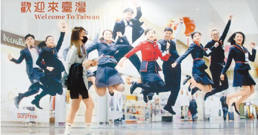 陸委會24日發布恢復兩岸觀光旅遊及放寬陸籍人士來台商務交流的相關規畫，大陸國台辦25日批評是名「放」實「擋」。圖為桃園機場內免稅店的廣告看板。（圖／中國時報范揚光攝）