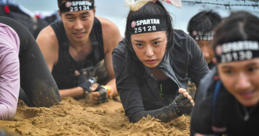宋城希跌泥坑還是美 越野賽慘摔遇美少女戰士救援