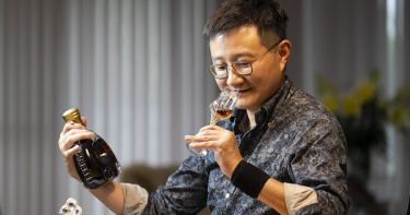 喜歡品飲人頭馬路易十三的王介呈醫師表示，「喝白蘭地容易引發肥胖與糖尿病」純屬傳言，沒有醫學根據（圖／王介呈提供）。