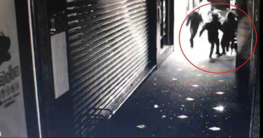 超療癒!5屁孩街頭鳴喇叭惡作劇 下一秒遭惡少修理狂電