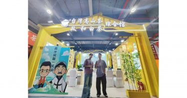 兩位二十幾歲的台灣年輕人，潮流的造型很難讓人將他們與茶產業連結（圖／張厚煒攝）。